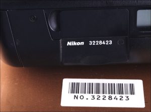 「本体と箱のシリアル番号が同じですよ」とアピールしてる写真ですね。